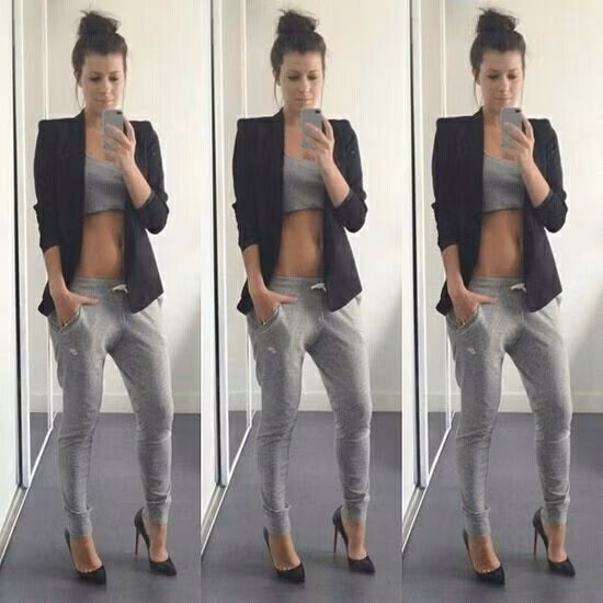 Hoặc kết hợp với blazer và crop-top vừa khỏe khoắn vừa nữ tính.
