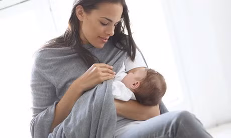 Cho bé bú mẹ không chỉ là vấn đề dinh dưỡng mà còn là cách mẹ kết nối tình cảm với bé, khi đó bé có thể nghe thấy nhịp tim mẹ, ngửi mùi của mẹ và cả da tiếp da. Trong lúc cho bé bú mẹ hoặc kể cả bú bình, hãy nhìn vào mắt bé để bé có thể nhớ mẹ là ai. (Ảnh: Parents)