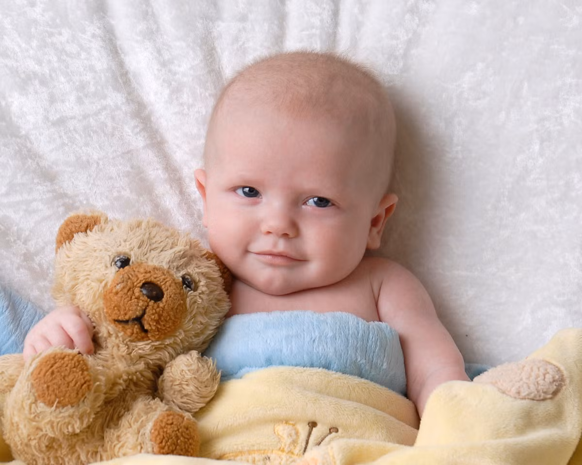 Hãy để bé tự chọn con thú nhồi bông yêu thích rồi mẹ chào hỏi và nói chuyện với con thú đó. Bé sẽ cảm thấy rất vui. Đừng quên đặt người bạn này bên cạnh bé khi ngủ. Đặt cho bé một tên gọi một con vật nào đó mà chỉ có hai người biết. (Ảnh: Kidcenter)