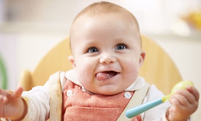 Thưởng thức bữa ăn cùng bé. Khi bé bắt đầu ăn dặm, khoảng 6 tháng tuổi, đừng quá lo lắng bé sẽ dính bẩn hoặc gây lộn xộn mà chỉ nên chú ý đến niềm vui của bé khi khám phá mùi vị món ăn mới. (Ảnh: babycenter)