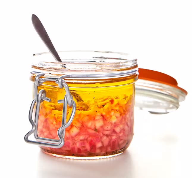 Chỉ vài giọt nước mắm thêm vào sốt salad là nước sốt đã có mùi thơm của các loại gia vị có sẵn.