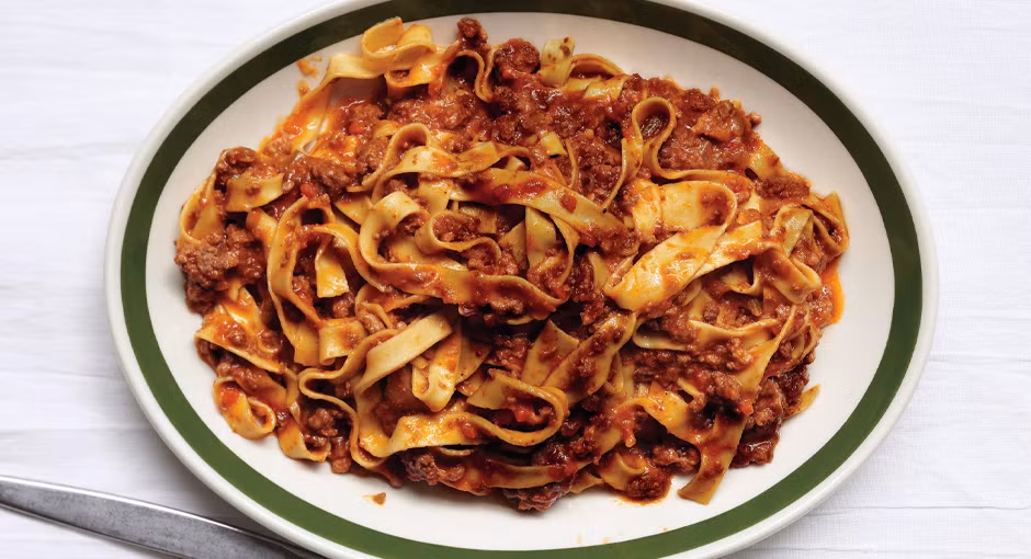 Một đĩa spaghetti kiểu bolognese ngon là có vị đậm và sâu. Để làm được điều đó, đầu bếp đã cho nước mắm vào ngay từ đầu sau đó mới cho sốt cà chua.