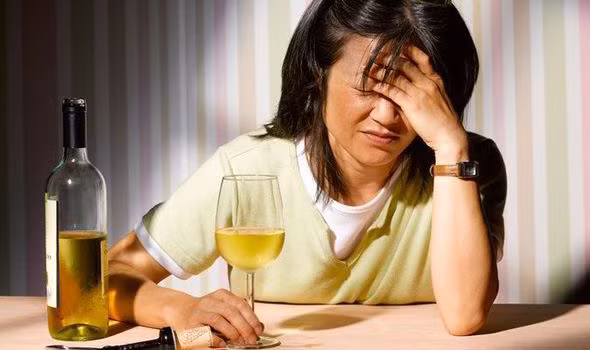 Về cơ bản, chất cồn là chất có hại với cơ thể phụ nữ. Vì các loại rượu bia đều có đường và fructose nên gây cảm giác đói. Do vậy, phụ nữ nên lưu ý đến tửu lượng để tránh tăng cân