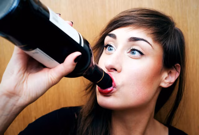 Ngoài ra, rượu bia làm cơ thể mất nước, gây ra các triệu chứng như khô miệng, đau đầu, chóng mặt... và làm ảnh hưởng đến cơ chế ngủ của cơ thể. Tác hại trước mắt đối với sắc đẹp là làm khô da.