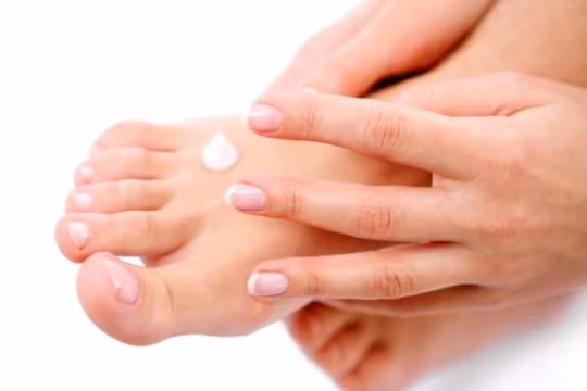 Kem bôi chân: Điều này quá dễ hiểu. Nhưng trong trường hợp bạn không có bất kỳ loại kem gì khác ở xung quanh, đừng dại dột bôi lên dù chỉ là gần mặt dù đó chỉ là một vệt da nhỏ xíu bị khô. Kem bôi chân quá dày, đặc, nhiều dưỡng chất và dính nên không thể bôi lên mặt được. Công thức của kem bôi chân là phá vỡ các vết chai cứng ở chân và thường chứa những chất tẩy hóa học với tỉ lệ mà bạn sẽ không bao giờ muốn dùng cho da mặt. 