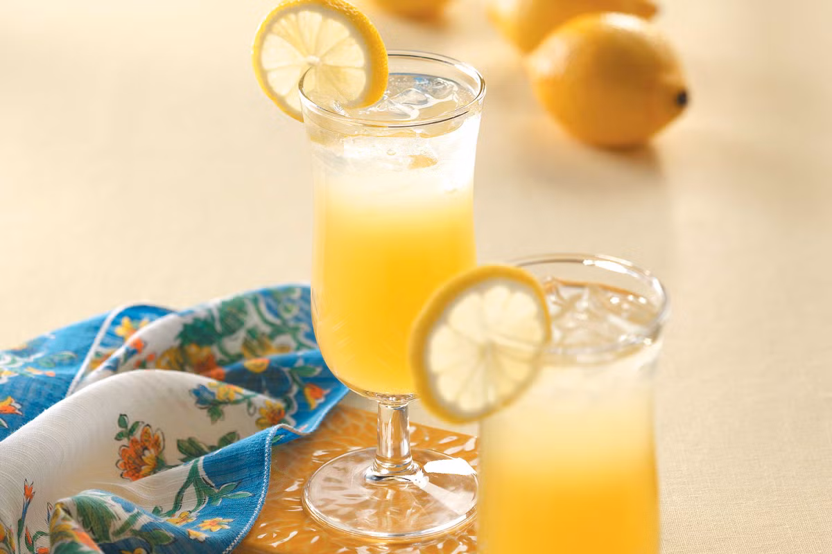 Nước chanh gừng phù hợp với những ngày hè không nóng lắm. Đun sôi nước, mật ong và gừng, tắt bếp lọc bỏ gừng. Pha lẫn với soda và nước chanh thêm vài viên đá lạnh.