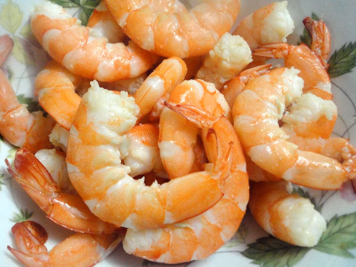 Cho một chút muối vào nước rồi đun sôi cho đến khi nước bốc hơn và không nổi bọt, cho tôm vào chần qua khoảng hơn 1 phút đến khi tôm ngả màu hồng. Dùng muôi thủng vớt tôm ra để riêng. 