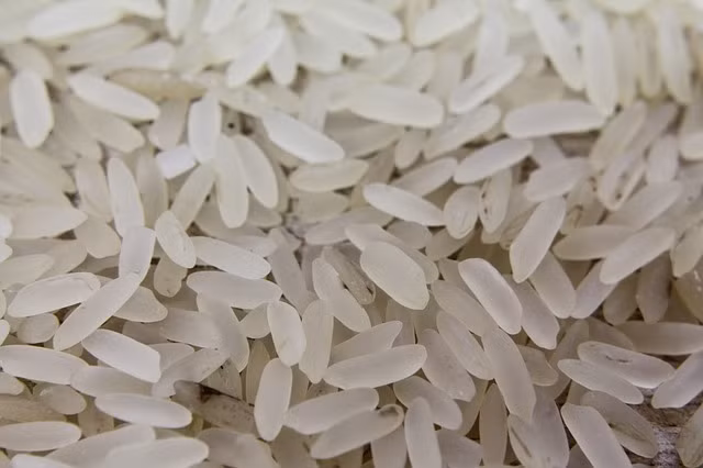 Gạo nhựa: Khó có thể tin nổi những hạt gạo bé li ti kia lại được làm giả một cách tinh vi khiến người tiêu dùng khó nhận ra nếu không để ý kỹ. Thực phẩm giả này được làm từ nhựa tổng hợp và khoai tây. Khi nấu, gạo nhựa không mềm đi như gạo thật và trông hoàn toàn không giống cơm. 