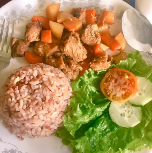  Cơm gạo nương khiến những người ăn một lần nhưng khó quên nhờ sự đơn giản và mộc mạc của món ăn. Linh hồn của món ăn này không phải là thịt mà là gạo trồng trên núi hoàn toàn hữu cơ và không xát vỏ nên có mùi vị rất thơm ngon. Ảnh: Theo CNN