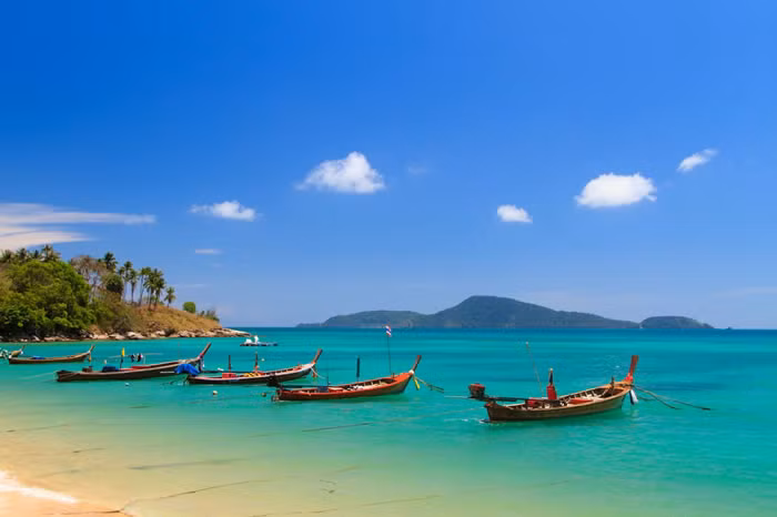 Nếu bạn cảm thấy cảm giác lo sợ khi đi máy bay thì cảm giác chính là kẻ thù của bạn. Bạn sẽ bắt đầu tưởng tượng ra cảnh máy bay rơi và tự hỏi cánh máy bay có rơi không hoặc sẽ có chuyện gì xấu sẽ xảy ra? DỪNG suy nghĩ về những vấn đề này!! Hãy quên đi những suy nghĩ tiêu cực bằng cách nghĩ đến những nơi mà bạn sẽ đặt chân đến và bạn sẽ làm gì khi bạn ở đó.