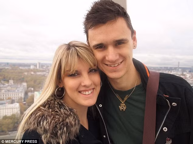 Hannah Dalton, 27 tuổi sống tại Essex (Anh) đã nôn mửa tới 20 lần 1 ngày và không thể ăn bất kỳ thứ gì trong suốt một tháng vì bị ốm nghén nặng tới ngày sinh, tức suy nghén. Đây cũng là chứng ốm nghén mà công nương Kate Middleton từng bị. 