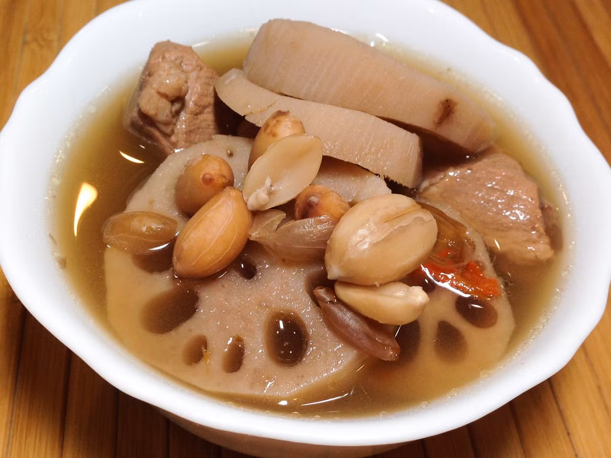 Món canh củ sen hầm mực này vừa có tác dụng giải nhiệt vừa làm giảm các vết bầm, kích thích ăn uống và điều trị tiêu chảy. Món canh có vị ngọt nhờ lạc và quả chà là đồng thời vị đặc trưng của mực khô làm món ăn rất dậy mùi. 