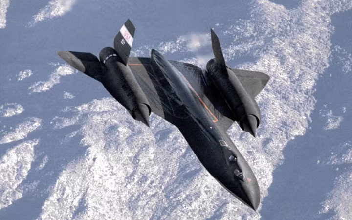 SR-71 có các đặc tính nhằm làm giảm tín hiệu radar như cấu trúc mép nhọn hướng ra hai bên mũi và dọc theo thân máy bay.