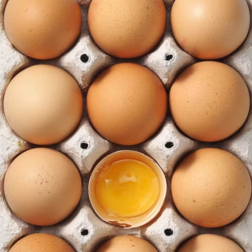 Trứng là loại thực phẩm giàu năng lượng vì giàu protein, vitamin A và D, những thành phần quan trọng trong quá trình chuyển hóa năng lượng. Một quả trứng chỉ chứa 75 calo nhưng lại có các tác dụng tốt cho cơ bắp và trí não.