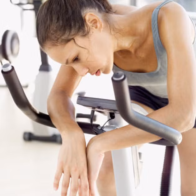 Tập quá nhiều cũng sẽ khiến bạn giảm cân không thành công vì khi đó lượng cortisol, một loại hormone gây stress, sẽ tăng lên và tàn phá sự trao đổi chất, hệ miễn dịch. Khoa học đã chứng minh cortisol làm vỡ cơ và tích mỡ xung quanh vùng bụng. Thời gian tập nên giới hạn trong 1 giờ, 4-5 lần mỗi tuần và giới hạn lượng calo dưới mức 1.200 mỗi ngày. 