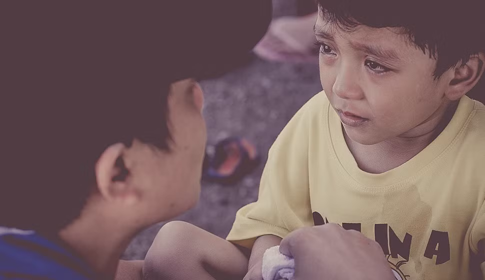“Đó không phải thể thao”: Chúng ta thường giả định rằng con trai thì sẽ chơi bóng đá, bóng rổ... hay ít nhất thì cũng muốn chơi. Nhưng không phải đứa trẻ nào cũng chơi những môn thể thao “thông thường” như vậy, vài đứa thích nhảy nhót, vài đứa khác lại thích trượt băng hay chỉ làm hoạt náo viên. Chúng ta cần tôn trọng sở thích của trẻ.