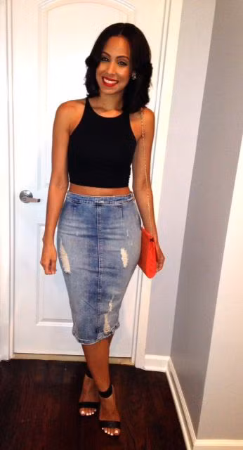 Váy bút chì chất liệu jean rất hợp với áo croptop khi đi chơi.