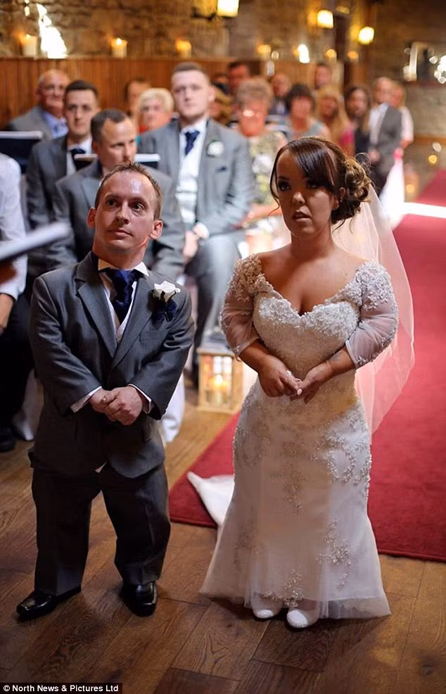Laura Whitfield, cao 126cm đã cầu hôn Nathan Phillips, cao 118cm chỉ một tháng trước khi con trai của họ ra đời và trở thành cặp đôi người lùn duy nhất của nước Anh. 