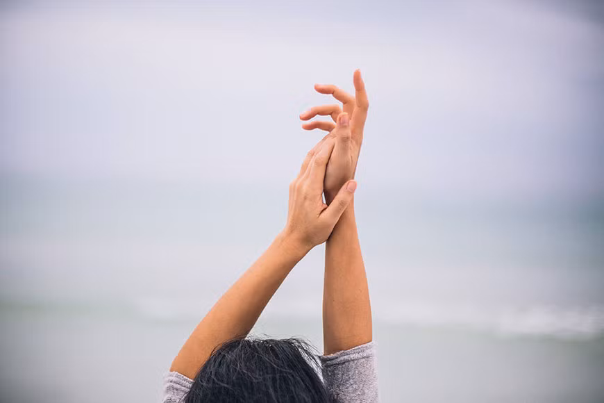 Các động tác yoga có tác dụng giảm stress và lo lắng rất tốt. Hãy thử đứng lên và thực hiện chỉ vài động tác vươn vai để giãn cơ. Bạn sẽ hết uể oải và mệt mỏi.
