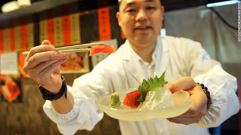Wasabi được đánh giá là một loại gia vị khiến người ăn cảm thấy khổ sở khi chỉ cần nuốt vào là vị cay đã xộc thẳng lên mũi và nước mắt giàn giụa. Wasabi thật là một trong những nguyên liệu quý của thế giới và chỉ nên mài trước khi ăn. Đây là gia vị không thể thiếu được khi ăn cá sống và sushi.