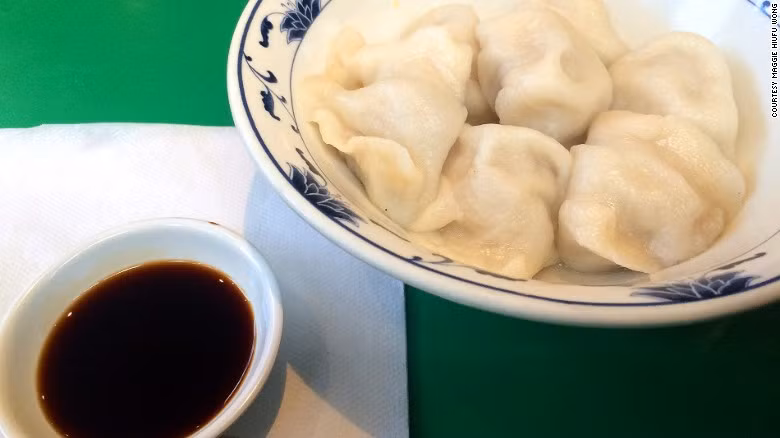 Nước tương (xì dầu): Loại nước chấm làm từ đậu nành lên men này vừa có vị mặn vừa mang lại màu sắc cho món ăn. Nước tương có nhiều loại với nhiều công dụng khác nhau và còn có thể làm mất mùi của thực phẩm đã để lâu. 