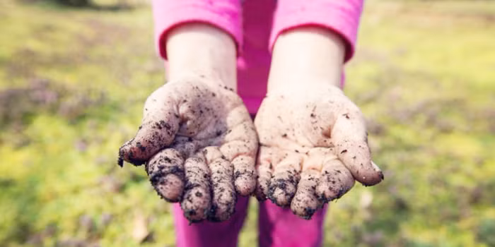 Cha mẹ cần tìm cách xác định nguyên nhân sâu xa vì trẻ thường có những hành vi không hợp lý mỗi khi bị stresss. Cần nói chuyện, quan sát để xác định nguyên nhân nào khiến trẻ bị stress. Hãy kiên nhẫn lắng nghe, thể hiện sự yêu hương và ủng hộ đối với trẻ để trẻ có thể từ bỏ những thói quen xấu. Khi lắng nghe và quan sát, có thể cha mẹ sẽ tìm gia một giải pháp thay thế nào đó khiến trẻ thay đổi suy nghĩ và không còn lo lắng nữa. 