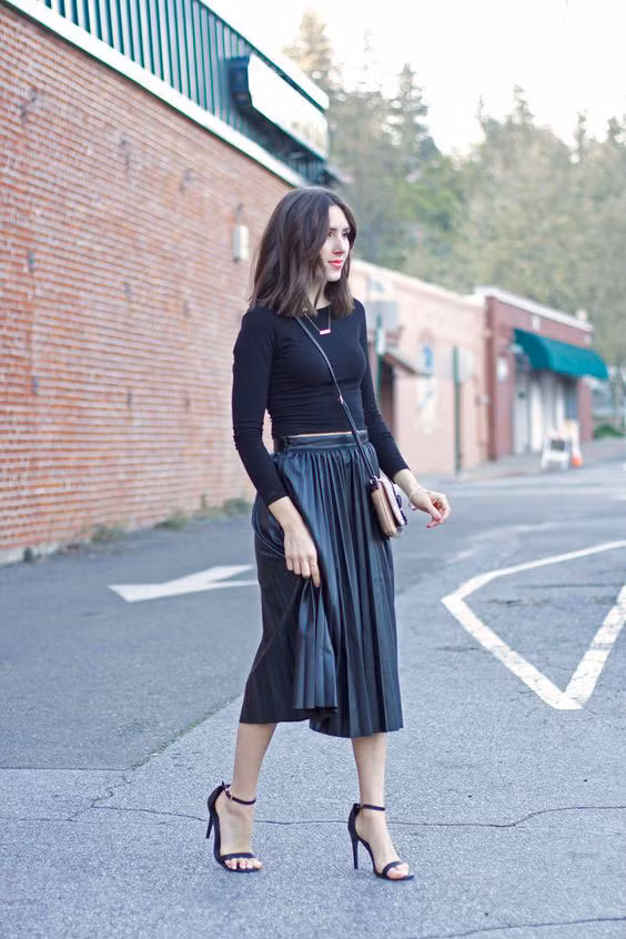 Đừng quên áo crop-top. Một chiếc áo crop-top đơn giản sẽ cân bằng lại chiếc váy midi xếp nếp như thế này. 