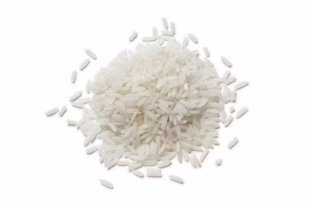 Cần nói tạm biệt, hoặc ít nhất là cắt giảm đáng kể, đối với các loại carbohydrate (carbs) đã qua chế biến. Carbs tinh chế tiêu hóa rất nhanh và làm đường huyết tăng lên nhanh chóng khiến bạn mệt mỏi và đói. Carb tinh chế không tốt cho bất kỳ độ tuổi nào, đặc biệt sau tuổi 40 không nên ăn. Lúc này cơ thể đang bị giảm cơ đồng loạt và tế bào cơ lại góp phần kiểm soát đường huyết. Thay vào đó hãy ăn các loại carbs nguyên cám như bánh mì nguyên cám, ngũ cốc nguyên cám, gạo lứt… 