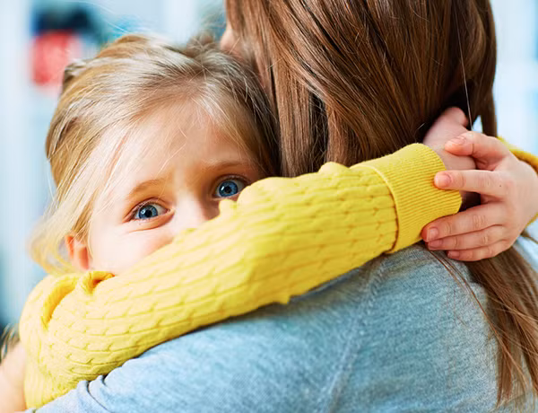 Cha mẹ cần dự tính trước về những thứ trẻ sợ hãi để kiểm soát tình hình. Luôn nhớ trong đầu những thứ trẻ sợ nhất để lên phương án đối phó. Chẳng hạn nếu trẻ sợ cháy nhà, cha mẹ cần lên phương án sơ tán khi nhà cháy. Nếu trẻ sợ chó, hãy dần dần từng bước một cho trẻ tiếp xúc với chó dần dần trẻ sẽ hết sợ. 