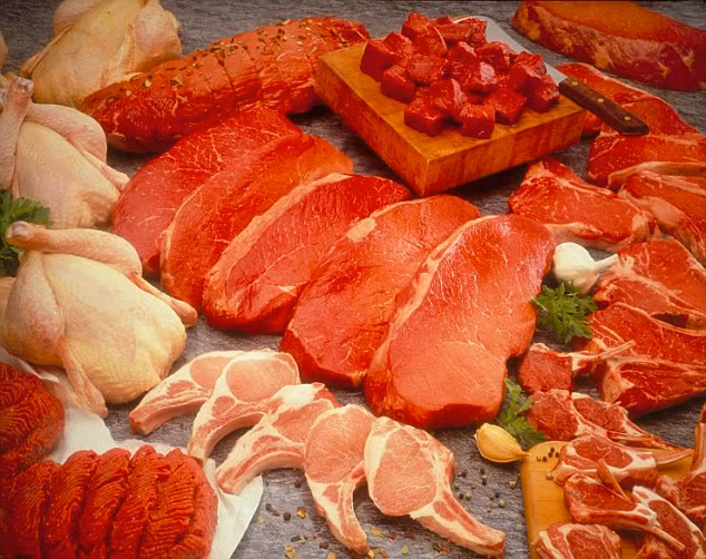 Ngăn giữa tủ lạnh là ngăn có nhiệt độ ổn định nhất (khoảng 2-3 độ) nên dùng để bảo quản trứng sống và các loại đồ ăn đã chế biến. Nhiệt độ lý tưởng để bảo quản rượu và đồ uống là từ 5-7 độ C vì vậy nên đặt lên ngăn trên cùng. Đồ ăn còn thừa cũng nên đặt ở ngăn này. 