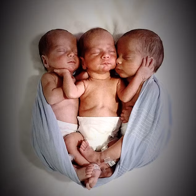 Việc chăm sóc 3 bé sinh ba này rất bận rộn vì tổng cộng số lần thay tã cho các bé lên tới 130 lần trong một tuần. Một hộp sữa công thức chỉ đủ cho các bé ăn trong 2 ngày và máy giặt thì hoạt động liên tục 3 lần/ngày. 