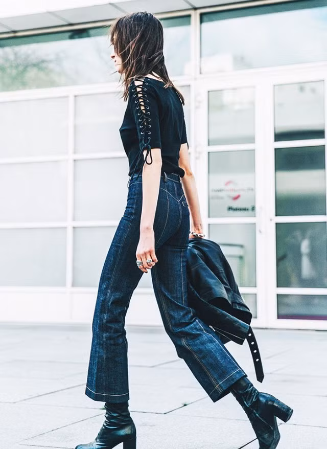 Chẳng ngại gì nếu cuối tuần bạn có thêm một buổi tiệc. Hãy cứ chọn áo phông và quần jean, chỉ cần thêm một chiếc áo da và một đôi bốt cao là đủ.