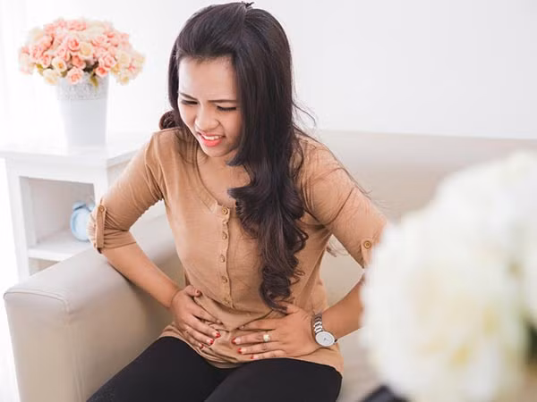 Khó tiêu và trào ngược axit: Phụ nữ bị u nang buồng trứng sẽ cảm thấy no dù ăn rất ít vì dạ dày bị chèn ép. Tuy nhiên dấu hiệu này thường bị nhầm lẫn với chứng khó tiêu.