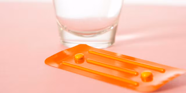 Những loại thuốc dùng để điều trị bệnh động kinh, bệnh lao, HIV và một số viêm nhiễm thường gặp do nấm men cũng như thuốc làm từ thảo dược có thể sẽ làm giảm hiệu quả của thuốc tránh thai khẩn cấp. 