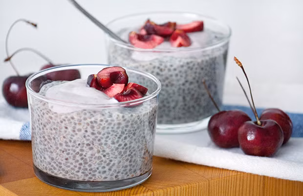  Hạt chia rất nở trong nước, khi ngâm hạt chia vào nước hoặc sữa và để qua đêm, bạn có ngay một món ăn gần giống bánh pudding. Tất cả những gì bạn cần thêm là một chút gia vị hoặc chất làm ngọt như mật ong hoặc sirô.