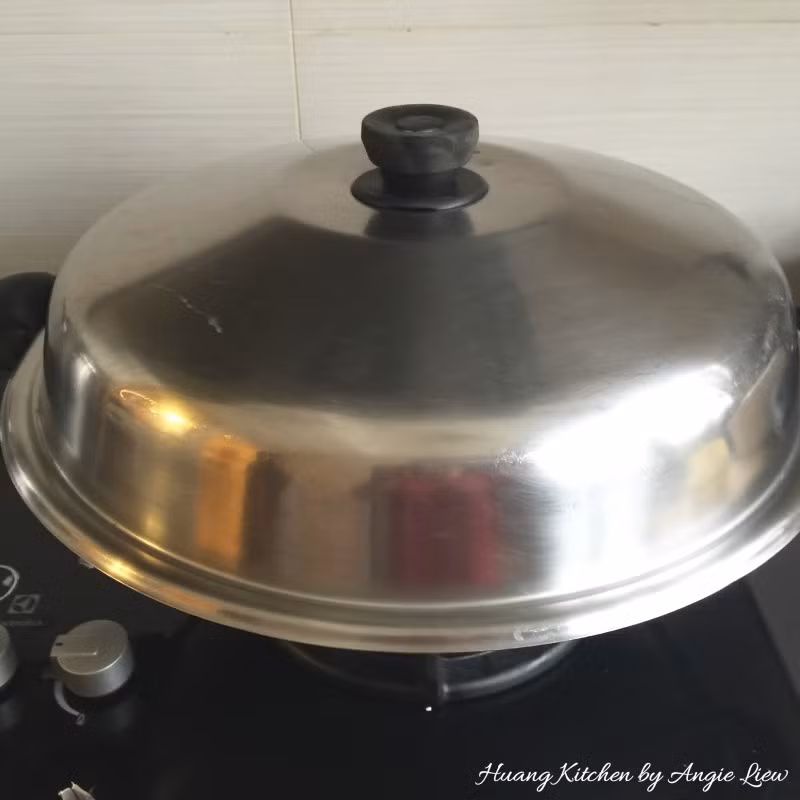 Cho cá vào nồi hấp. Lưu ý đun nước thật sôi cho hơi bốc lên rồi mới cho cá vào. Thời gian hấp khoảng 10-15 phút cho đến khi cá chín.