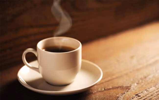 Uống quá nhiều đồ uống chứa caffein cũng có thể dẫn đến khô miệng. Caffein là một chất lợi tiểu, nghĩa là bạn sẽ đi tiểu nhiều hơn. Ngoài ra, chất tannin có trong cà phê và một số loại trà cũng có thể khiến bạn bị khô miệng. 