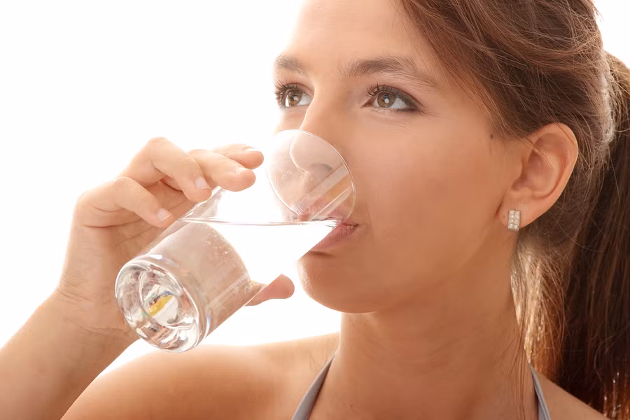 Khô miệng là một tác dụng phụ rất hay gặp của hơn 400 loại thuốc. Các loại thuốc chữa ung thư như xạ trị và hóa trị cũng có thể gây khô miệng. Vì vậy các bệnh nhân ung thư thường phải ngậm đá lạnh để giảm bớt khó chịu.