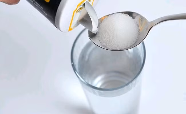  Cách điều trị viêm amiđan tốt nhất và phổ biến nhất tại nhà là xúc miệng bằng nước muối ấm. Nước ấm có tác dụng làm dịu vùng bị viêm và muối có tác dụng diệt vi khuẩn. Ngoài ra muối còn có tác dụng giảm viêm.