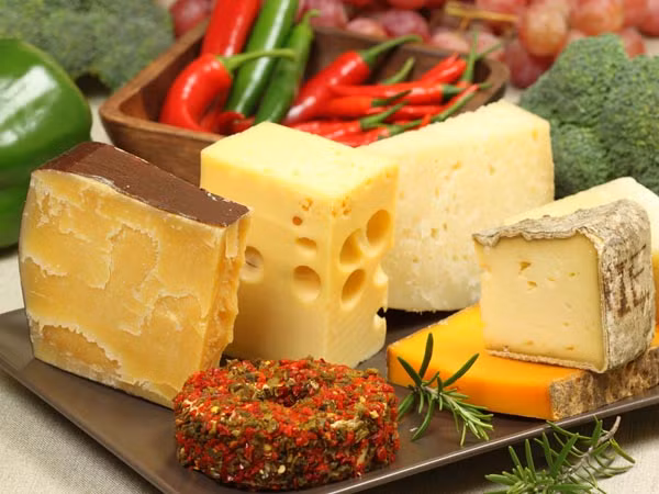 Mặt nạ phô mai tươi với rau mùi tây có tác dụng làm trẻ hóa da và làm ngực săn chắc. Trộn 2 thìa phô mai tươi với 1 nắm rau mùi tươi đã băm nhỏ cho đến khi nhuyễn rồi bôi lên vòng 1 khoảng 30 phút. 