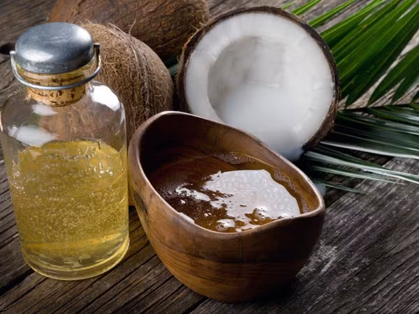 Mỗi tối trước khi đi ngủ, mát xa da ngực với dầu dừa theo theo cả 2 chiều kim đồng hồ rồi để qua đêm, sáng hôm sau tắm sạch với nước. Chỉ sau một thời gian là vòng 1 sẽ được cải thiện đáng kể. 