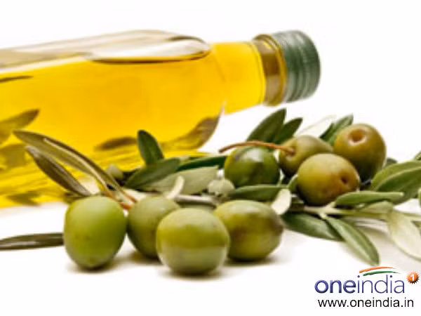 Dầu oliu và dầu mầm lúa mì có chứa nhiều vitamin E, A, D, các axit béo và chất chống oxy hóa cần thiết, giúp cân bằng hormone, kích thích lưu thông máu và sản sinh tế bào. Trộn 1 thìa dầu oliu với 10 giọt dầu mầm lúa rồi làm nóng trong khoảng 2 phút trước khi mát xa lên ngực theo cả hai chiều kim đồng hồ. 