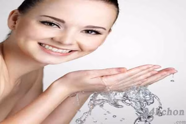 Vỗ nước lạnh trực tiếp lên các mạch ở cổ tay và bạn có thể làm ướt phía sau cổ bạn bằng 1 cái khăn tay ướt hoặc khăn lạnh. 