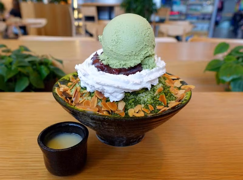 Bingsu là tên gọi của món đá bào phiên bản Hàn Quốc, bên trên có những topper khá ngon như đậu đỏ, sữa đặc, kem tươi, bánh oreo..Nhưng một xu hướng dù hot đến đâu rồi cũng đến lúc thoái trào, đồng nghĩa với sự đi xuống và biến mất rồi đi vào lãng quên của những món ăn dù rất ngon miệng. (Nguồn ảnh: Straighstime)