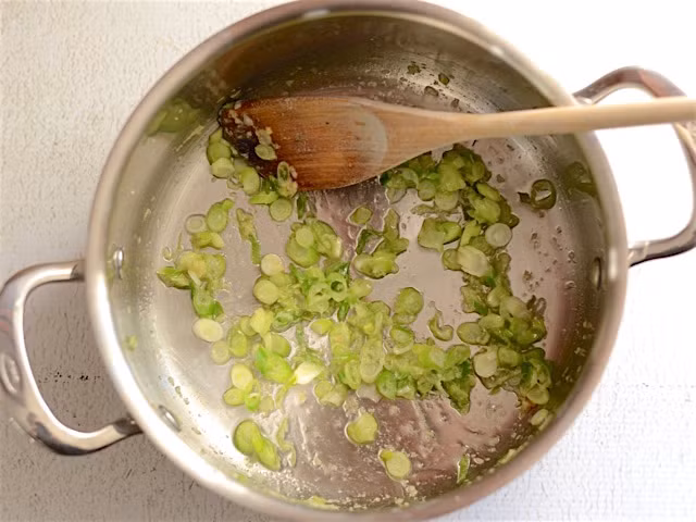 Xào gừng và đầu hành trong dầu ăn cho thơm.