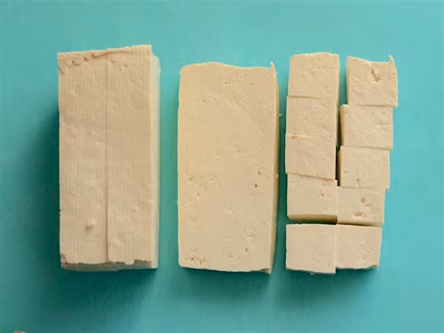 Đậu phụ chọn loại cứng, bỏ hết nước rồi cắt miếng nhỏ.