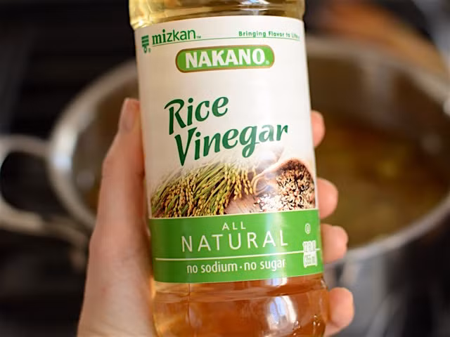 Cho thêm dấm gạo cho nước canh đậu phụ có vị chua. Vì dấm có vị chua hơi gắt nên có thể cho thêm 1/2 thìa xì dầu cho dịu lại.