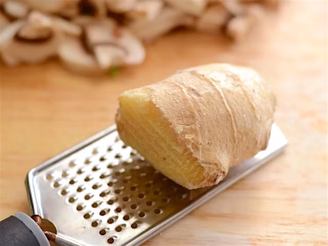 Gừng mài nhỏ lấy 1 thìa. Có thể để gừng trong ngăn đá rồi lấy ra bào cho dễ. 
