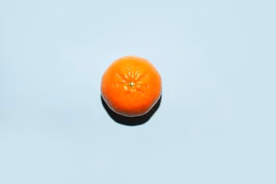 Vitamin C (Ascorbic Acid) là loại vitamin cơ thể cần để tự hàn gắn, sản sinh collagen đồng thời đảm bảo hình dạng nguyên vẹn cho răng, xương và sụn. Ngoài ra, vitamin C còn giúp cơ thể hấp thu sắt. Nhắc đến vitamin C nhiều người nghĩ ngay đến cam nhưng những loại thực phẩm khác như cà chua, khoai tây và bông cải xanh cũng có chứa nhiều vitamin C.
