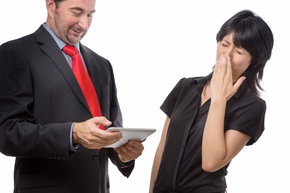Điều đầu tiên bạn cần biết để xử lý hơi thở có mùi là tìm hiểu điều gì đang xảy ra. Có 3 dạng hôi miệng là: hôi do thực phẩm, hôi do vi khuẩn và hôi do bệnh tật. Dù bạn chăm sóc răng miệng tốt như thế nào thì hành, tỏi cũng sẽ phảng phất vài tiếng đồng hồ sau khi ăn xong. Tuy nhiên mùi này có thể ngụy trang bằng kẹo cao su, kẹo bạc hà hoặc nước súc miệng. 